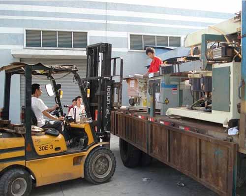 設備搬運現場-使用叉車